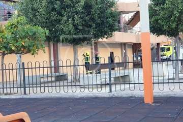  Intervención de los bomberos en La Garita ante la caída de cascotes en el centro comercial abandonado (Foto TA)